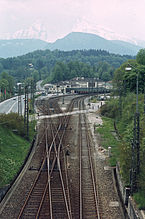 Nordöstliche Ausfahrt in Richtung Salzburg, vom Tunnelportal aus gesehen. Das links im Bild erkennbare Stumpfgleis stellte einst die Verbindung zur Königsseebahn her.