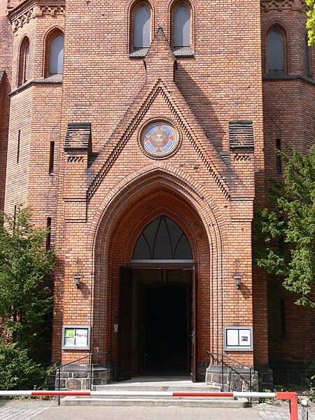 File:Berlin-Steglitz Matthäuskirche Portal.jpg