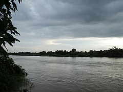 El río delante del palacio Hazarduari, distrito de Murshidabad
