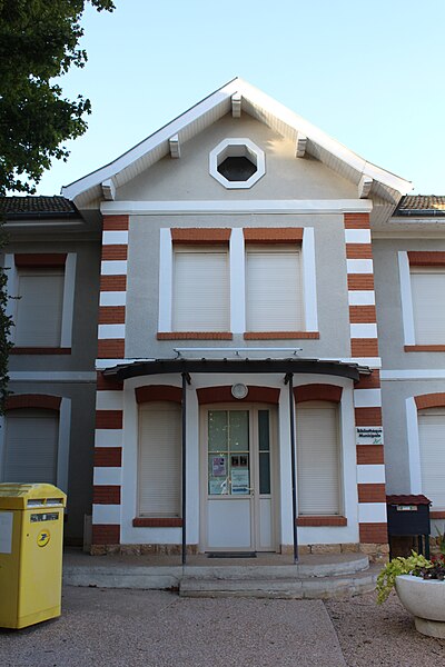 File:Bibliothèque Sathonay Village 1.jpg