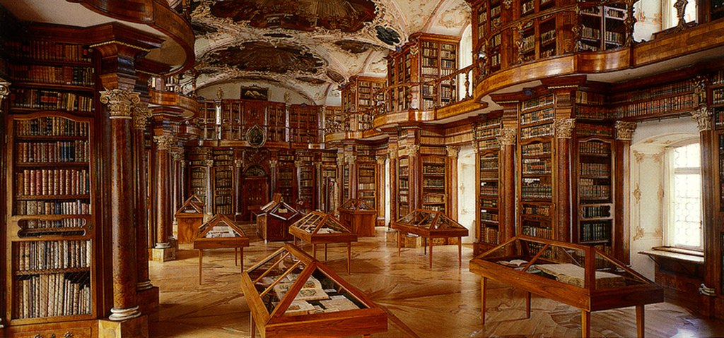 Blick in die Stiftsbibliothek im Kloster St. Gallen (UNESCO-Welterbe in der Schweiz)