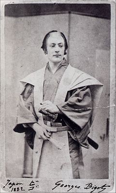 来日後初の誕生日をむかえたビゴー。サムライの姿をしている（1882年4月7日、横浜で撮影）