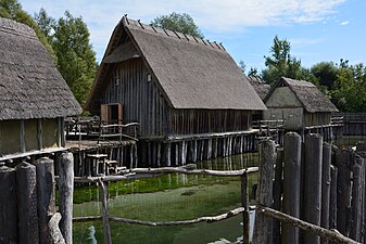 Quelques maisons reconstituées