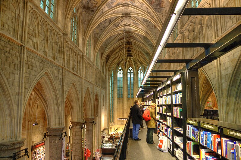 File:Bookstore in a former Dominican church in Maastricht.jpg