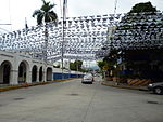 Calles, fachadas de edificios y contexto urbano del centro histórico de Antiguo Cuscatlán.