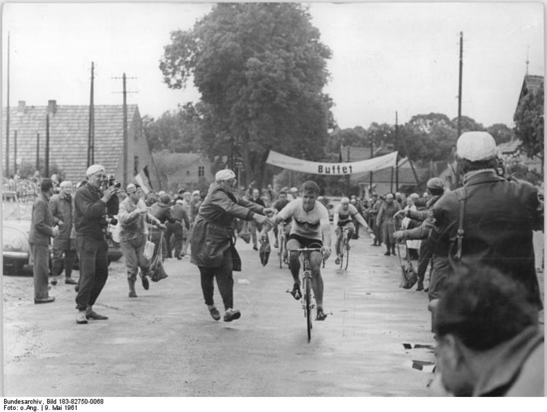 File:Bundesarchiv Bild 183-82750-0068, Friedensfahrt, Fahrerfeld, Verpflegungsstation.jpg