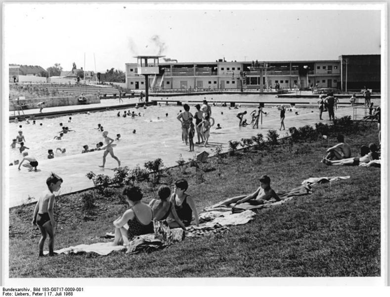 File:Bundesarchiv Bild 183-G0717-0009-001, Ronneburg, neues Schwimmbad.jpg