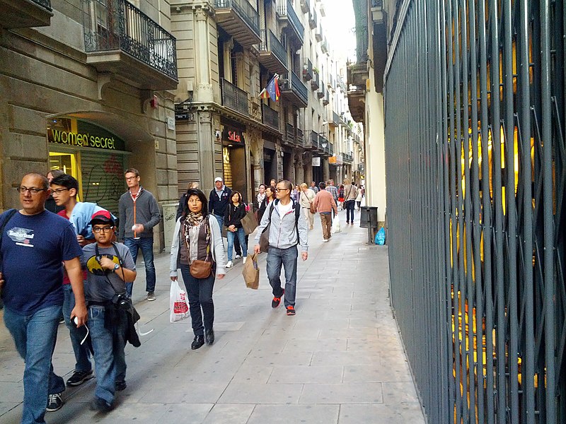 File:Busy narrow street (17926040724).jpg