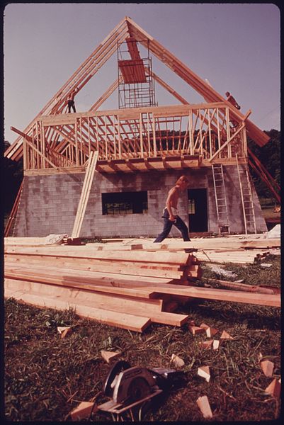 File:CARPENTERS AT WORK ON THE FIRST UNIT OF THE NEW ALPINE VILLAGE AT THE OUTSKIRTS OF HELEN, GEORGIA, NEAR ROBERTSTOWN.... - NARA - 557730.jpg