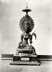 Ancient statue of Dewi Sri from Java (c. 9th century) COLLECTIE TROPENMUSEUM Beeld van Dewi Sri de rijstgodin TMnr 60016918.jpg
