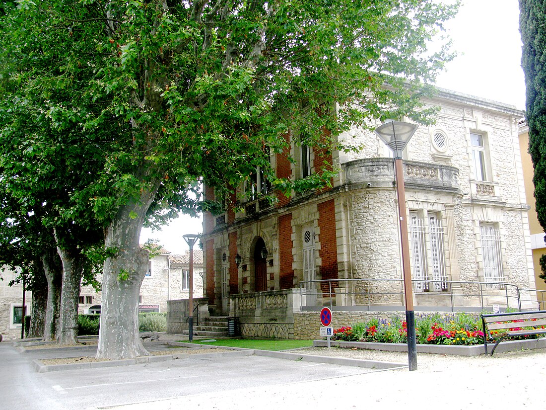 File:Caissargues Mairie et platanes.jpg