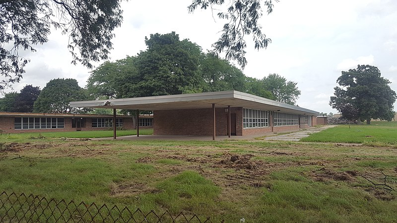 File:California-style Howe Elementary School Dearborn Michigan.jpg