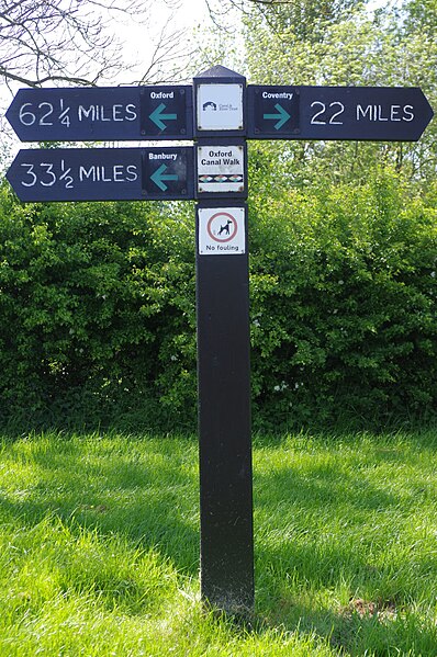 File:Canal signpost - Hillmorton Locks - geograph.org.uk - 3990040.jpg