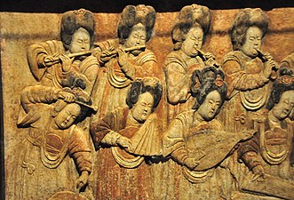 Damenorchester, Marmorrelief (10. Jahrhundert)