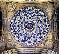 La cupoletta del tramo central del atrio, obra de Luca della Robbia decorada en azul