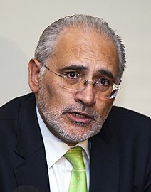 Carlos D. Mesa Gisbert (2003-2005) sucesor de Gonzalo Sánchez de Lozada