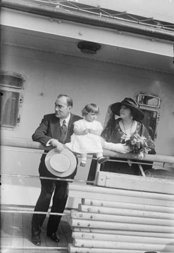 Caruso with his wife and daughter