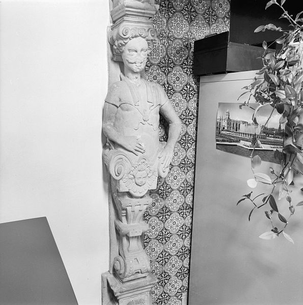 File:Caryatide schouw B op verdieping - Franeker - 20074240 - RCE.jpg