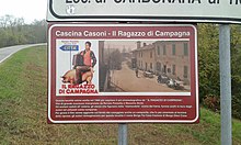 Segnaletica posta presso la Cascina Casoni, a ricordo delle riprese de Il ragazzo di campagna (1984).