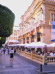 El teatro Cervantes, en el paseo de Almería, es una muestra de la arquitectura burguesa de finales del siglo XIX