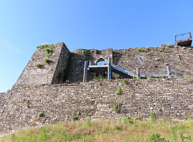 File:Castello (Berceto) - facciata 1 2022-05-21.jpg