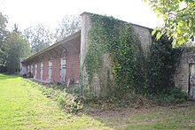 Vue d'un bâtiment avec des box destinés aux chevaux