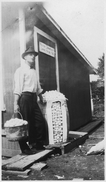 File:Charles Grant, "The leghorn man" - NARA - 285382.tif