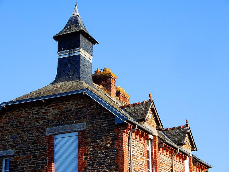 File:Chavagne - Toit de l'Ecole Maternelle Publique.jpg