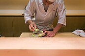 Chef Grating Wasabi (12007382115).jpg