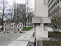 Martin Wetzel: Stele „Lob des Kommunismus“, Teil der Lobgedichte nach Bertolt Brecht, vierteilige Skulptur (1972) an der Brückenstraße in Chemnitz, Skulpturen nach Brechts fünf Lobgedichten (nach Entwürfen von Joachim Jastram).; links im Hintergrund "Lob der Partei"