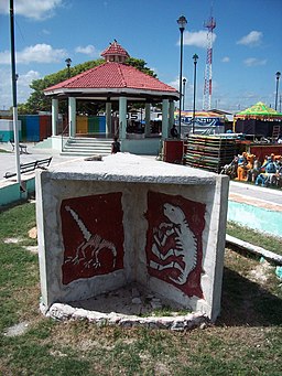 Modern stele i Chicxulub Puerto som utvisar epicentrum för Chicxulubkratern. Där har man fastställt att meteoriten, som orsakade dinosauriernas utdöende, slog ned för 65 miljoner år sedan.