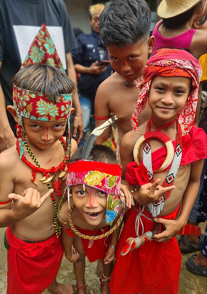File:Children wearing Dayaknese traditional clothes in Nyobeng Rituals by  Dayak Bidayuh tribe.jpg - Wikimedia Commons