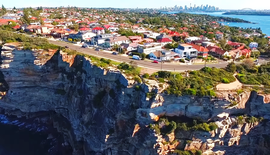 Clifftop, kopcovité domy ve Vaucluse na východním předměstí Sydney, Austrálie.png