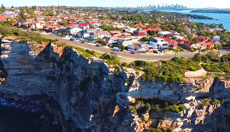 Fail:Clifftop,_hilly_homes_in_Vaucluse_in_the_eastern_suburbs_of_Sydney,_Australia.png