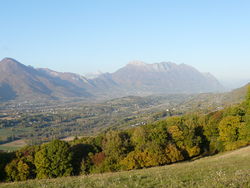 Vista del massiccio dei Bauges (ultimo piano) e della valle della Savoia ai suoi piedi da Saint-Pierre-de-Soucy con la valle di Coisin in primo piano.