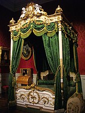 Lit à colonnes, bois de lit sculpté, peint et doré, XIXe siècle, chambre de l'Impératrice Eugénie, château de Compiègne.