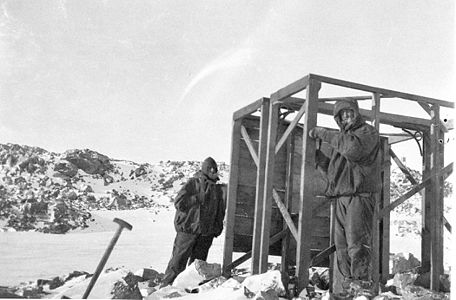 Hodgeman y Edward Bage construyendo una cabaña de tránsito