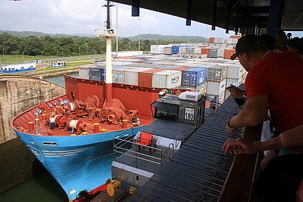 Ein Containerschiff im Panamakanal