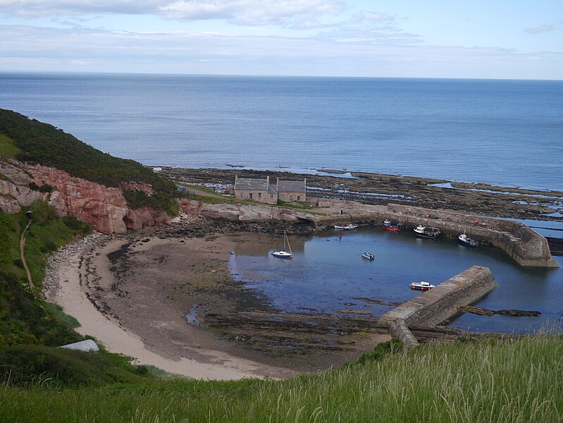 File:Cove Harbour Berwickshire - geograph.org.uk - 6190679.jpg