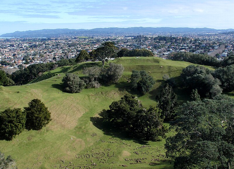 File:Crater One Tree Hill.jpg