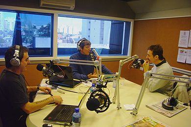 Mario Pergolini (middle) hosts Cual es? Cuales2008.jpg