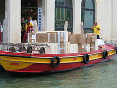 Пощенска лодка на DHL във Венеция