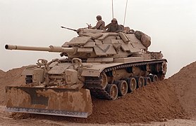 Un char de combat M60A1 du 2ème bataillon de chars des Marines durant l'opération Tempête du désert, il est recouvert d'un surblindage AAS (Appliqué Armor System) fait de tuiles réactives explosives M1 et M2.