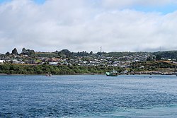 Pohled na Dalcahue z kanálu oddělujícího ostrov Quinchao