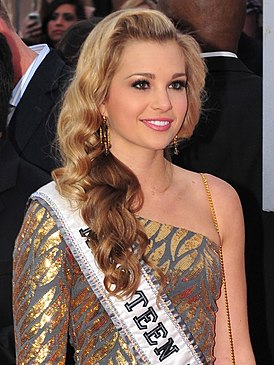 Даниэль Доути, Юная Мисс 2011 на 38-й People's Choice Awards, проходившей 11 января 2012 года в Nokia Theatre (Лос-Анджелес, Калифорния).