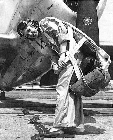 Tập_tin:Deanie_Parish_in_front_of_a_P-47.jpg