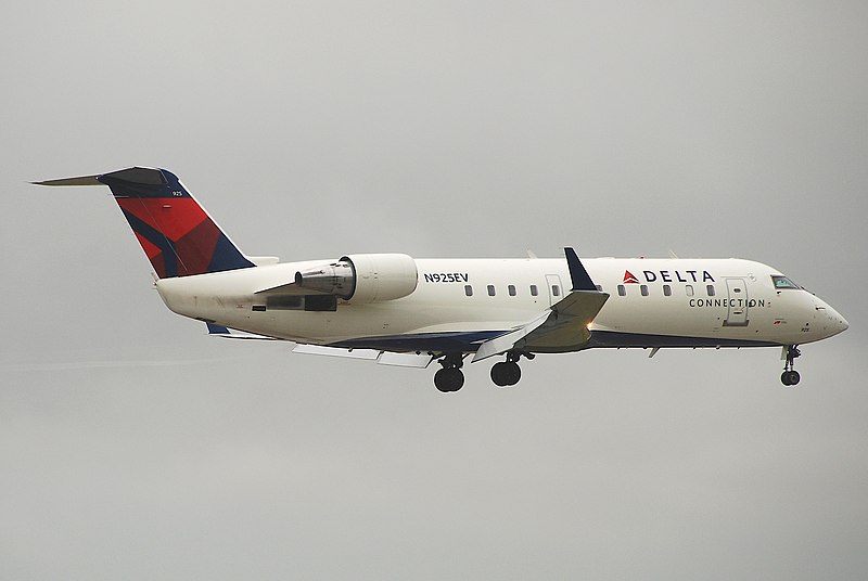 File:Delta Connection Canadair CRJ200ER; N925EV@MIA;17.10.2011 626ht (6447130505).jpg