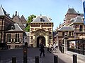 Ancienne fortification, cette porte permettant aujourd'hui d'accéder à la Binnenhof.