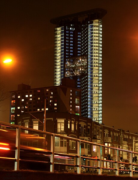 File:Den Haag Strijkijzer bij nacht.jpg
