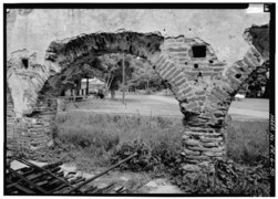 Detail of arch openings in E wall of S room. - Hacienda Azurarera Santa Elena, Sugar Mill Ruins, 1.44 miles North of PR Route 2 Bridge Over Rio De La Plata, Toa Baja, Toa Baja HAER PR,75-TOBA,1A-50.tif